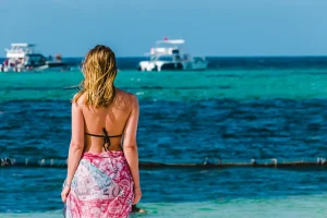 Playa Bavaro Punta Cana chica mirando al mar en 1 1
